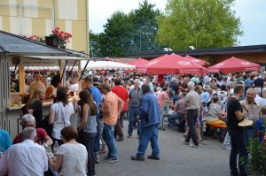 Man sieht zahlreiche Besucher beim Sommerfest der Genossenschaftskellerei Heilbronn-Erlenbach-Weinsberg