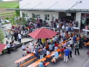 Zahlreiche Besucher beim Eberstädter Weinfest vor der Kelter in Eberstadt