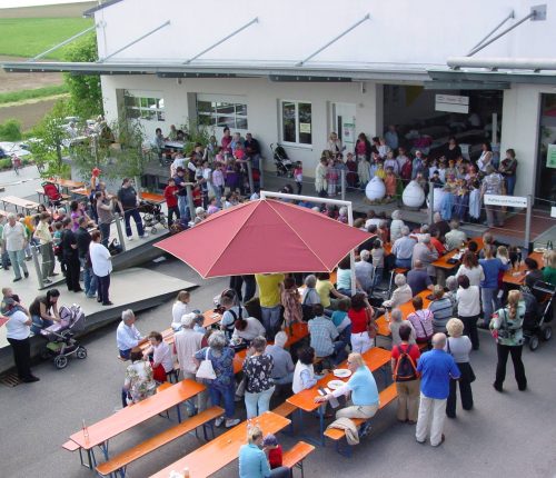 Zahlreiche Besucher beim Eberstädter Weinfest vor der Kelter in Eberstadt