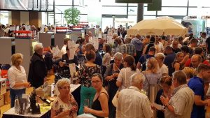 Ein Blick in die Veranstaltungsalle im Internationalen Congress Center in Dresden, man sieht zahlreiche Besucher der BW Classics 2018 in Dresden