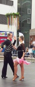 Man sieht Svenja und Felix jung von der Tanzschule Tanztraum in Flein bei einer Aufführung