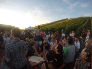 Man sieht zahlreiche Besucher der esecco-Party der Weingärtner Esslingen im Abendrot