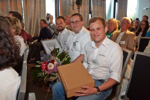 Man sieht Julian Böllmann, Timo Gebert und Markus Scharpf vom Weinkonvent Dürrenzimmern, bei der Verleihung des Deutschen Weingutpreises 2018