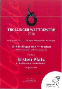 Man sieht die Sieger-Urkunde der Weinmanufaktur Untertürkheim beim Trollinger Wettbewerb 2018 in der Kategorie "Individualist", gewonnen hat der 2016er Trollinger Drei Stern trocken.
