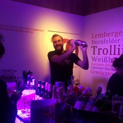 Ein Mitarbeiter an der Cocktailbar der Laube 4 beim Stuttgarter Weindorf mixt einen Cocktail.