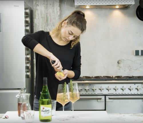 Rezeptvideo: Frühlingshafter Weisswein Cocktail