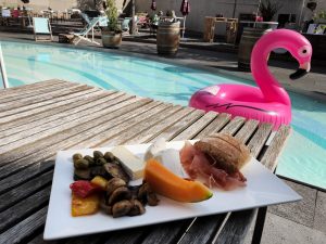 Sommerliche Speisen und Pool bei der WeinGenussKeller Sommer Edition