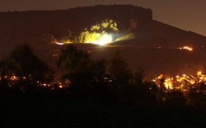 Der erleuchtete Harzberg bei Berg in Flammen