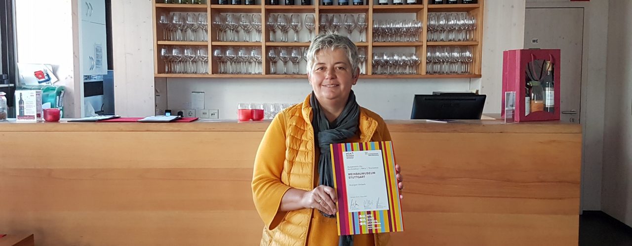 Zu sehen ist Andrea Gehrlach, Leiterin des Weinbaumuseum Stuttgart und Prokuristin der Stuttgart-Marketing GmbH mit ihrer Auszeichnungs-Urkunde