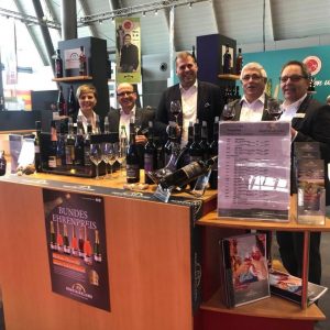 Mitarbeiter der Remstalkellerei am Gemeinschaftsstand der Weinheimat Württemberg auf der Intergastra 2020