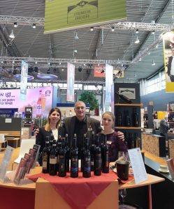 Mitarbeiter der Weingärtner Stromberg-Zabergäu am Gemeinschaftsstand der Weinheimat Württemberg auf der Intergastra 2020