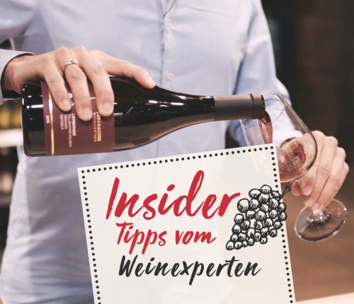 Rotwein wird von einer Weinflasche der Fellbacher Weingärtner in ein Rotweinglas geschenkt. Man sieht einen Schriftzug mit den Worten Insider Tipps vom Weinexperten