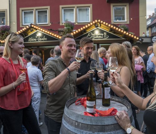 Man sieht junge Menschen beim feiern auf dem Heilbronner Weindorf in einem der Vorjahre