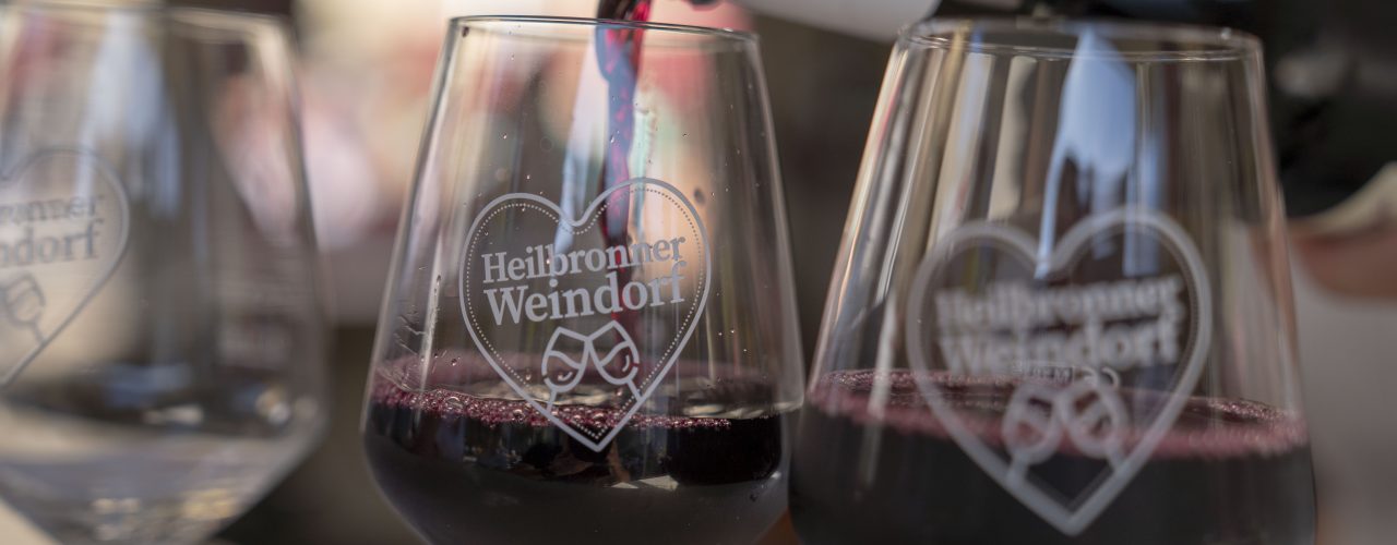 Man sieht, wie Rotwein in Gläser eingeschenkt wird auf dem Heilbronner Weindorf