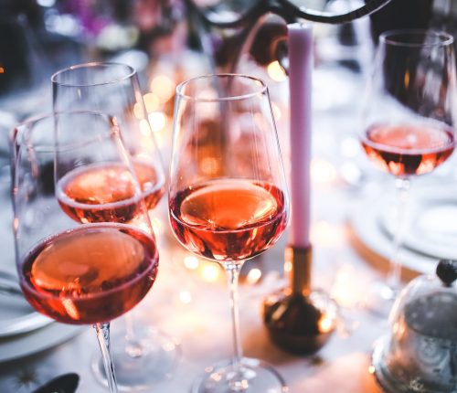 Online Verkostungen im Juli | Man sieht gefüllte Weingläser auf einem gedeckten Tisch