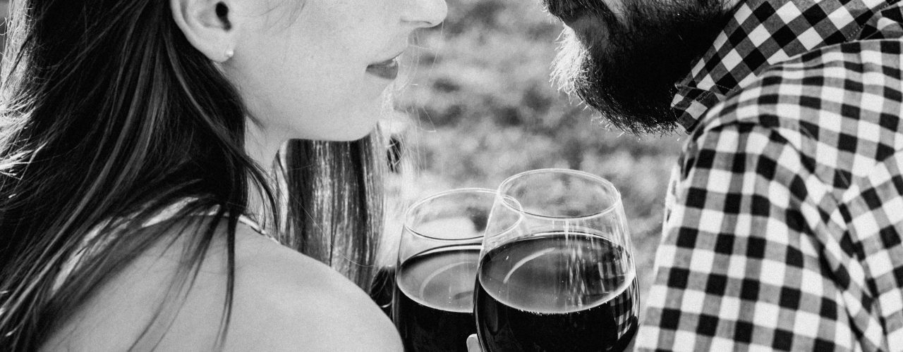 Paar trinkt Wein auf einem Date