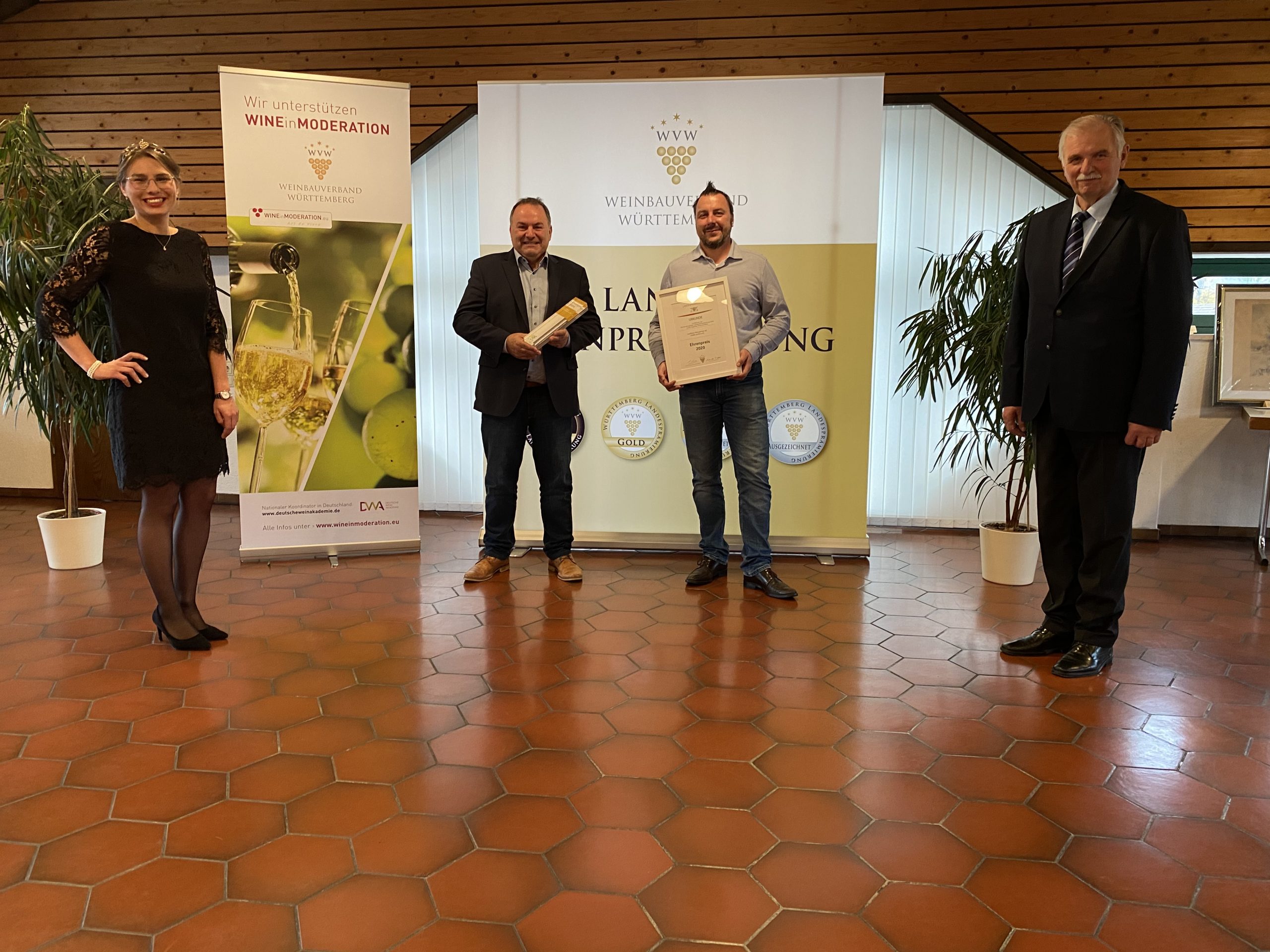 Ehrenpreis des Weinbauverbandes Württemberg: Die Lauffener Weingärtner bei der Entgegennahme