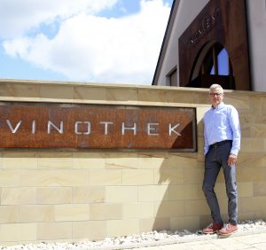 Mirko Semmler-Lins vor der Vinothek des Weinkonvent Dürrenzimmern