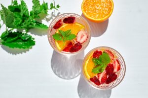 Orangen-Beeren-Mocktail