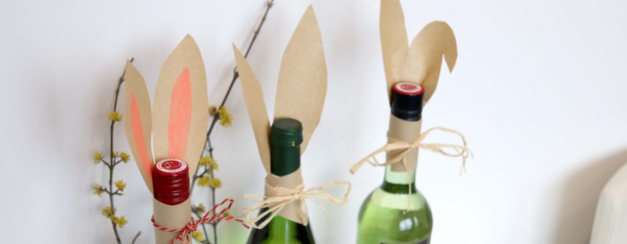 Oster-DIY: Weinflasche mit Hasenohren