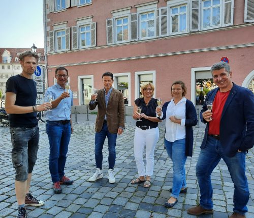 Vorstand und Geschäftsführung der Weingärtner Esslingen zusammen mit den Beschäftigten der neuen Vinothek