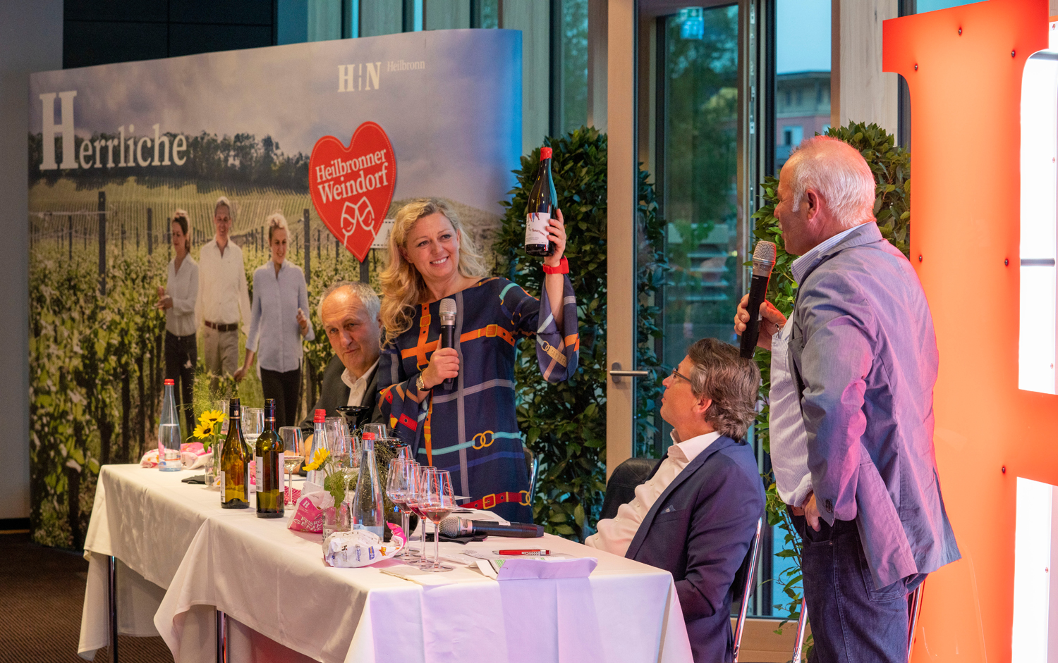 Bei zentralen Veranstaltungen im Heilbronner Parkhotel genossen die Teilnehmer exklusive Weinerlebnisse, beispielsweise mit der bekannten Weinsommerlière Natalie Lumpp.