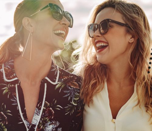 6 Ideen für den Tag der Freundschaft: Zwei Freundinnen stoßen mit Sekt an