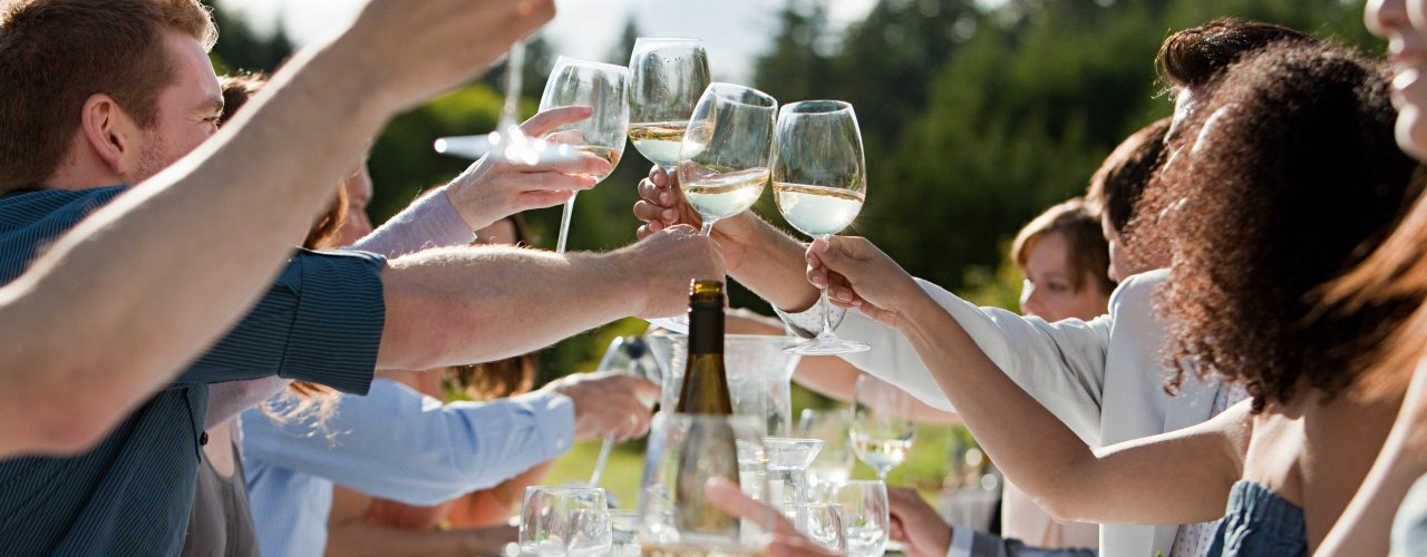 Die wichtigsten Fragen beim Wein-Tasting: Menschen die Zusammen anstoßen