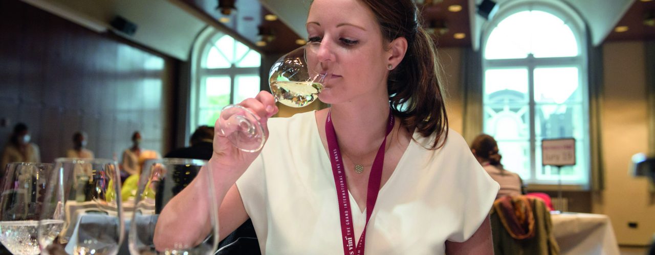 Mundus Vini: Junge Frau verkostet Wein