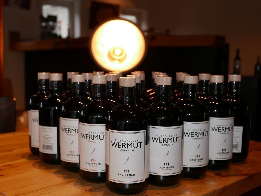Mehrere Flaschen Muskateller Wermut der Lauffener Weingärtner und der Heckengäu-Brennerei 