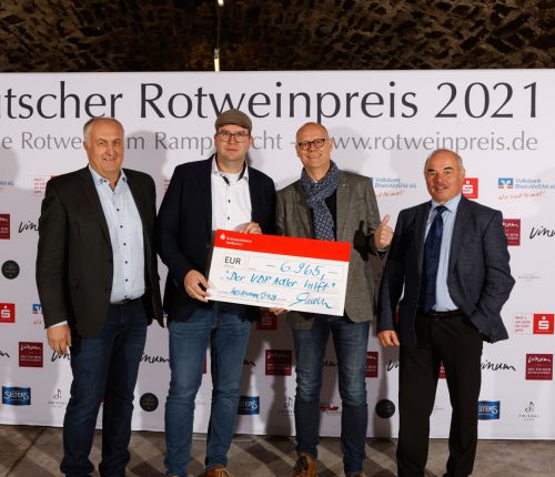 Delegation aus Heilbronn übergibt Scheck an Winzer im Ahrtal