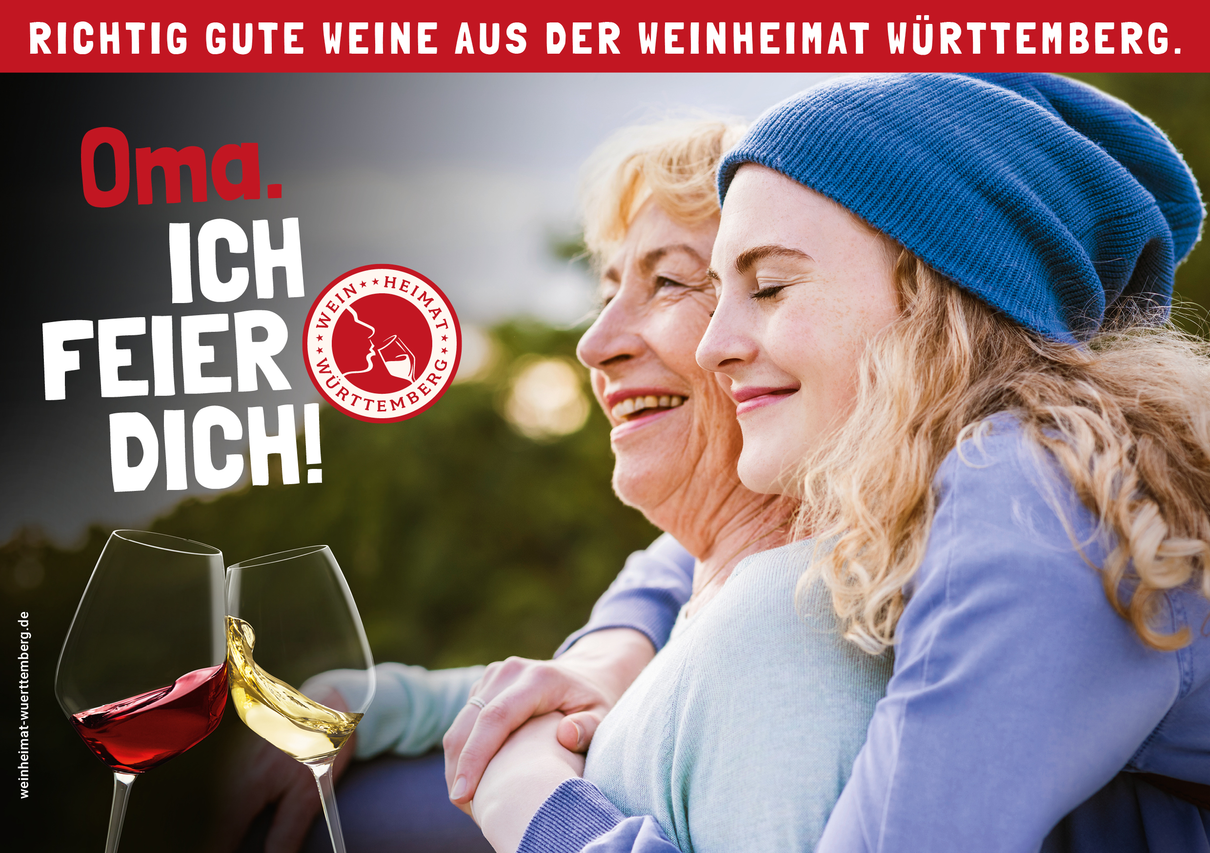 Eines der Motive der neuen Kampagne der Weinheimat Württemberg: Junge Frau umarmt ihre Oma von hinten, im Vordergrund eun Glas Weißwein