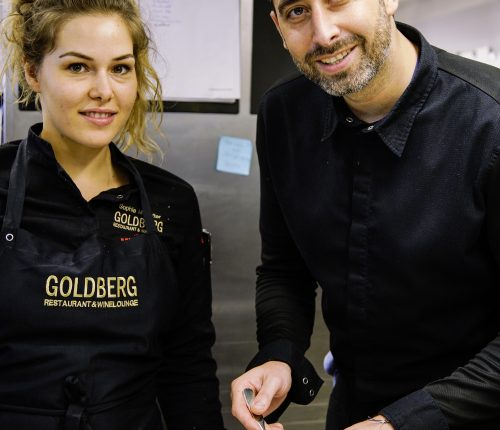 Gourmet-Interview: Philipp Kovacs und seine Mitarbeiterin bei der Zubereitung eines Tellers