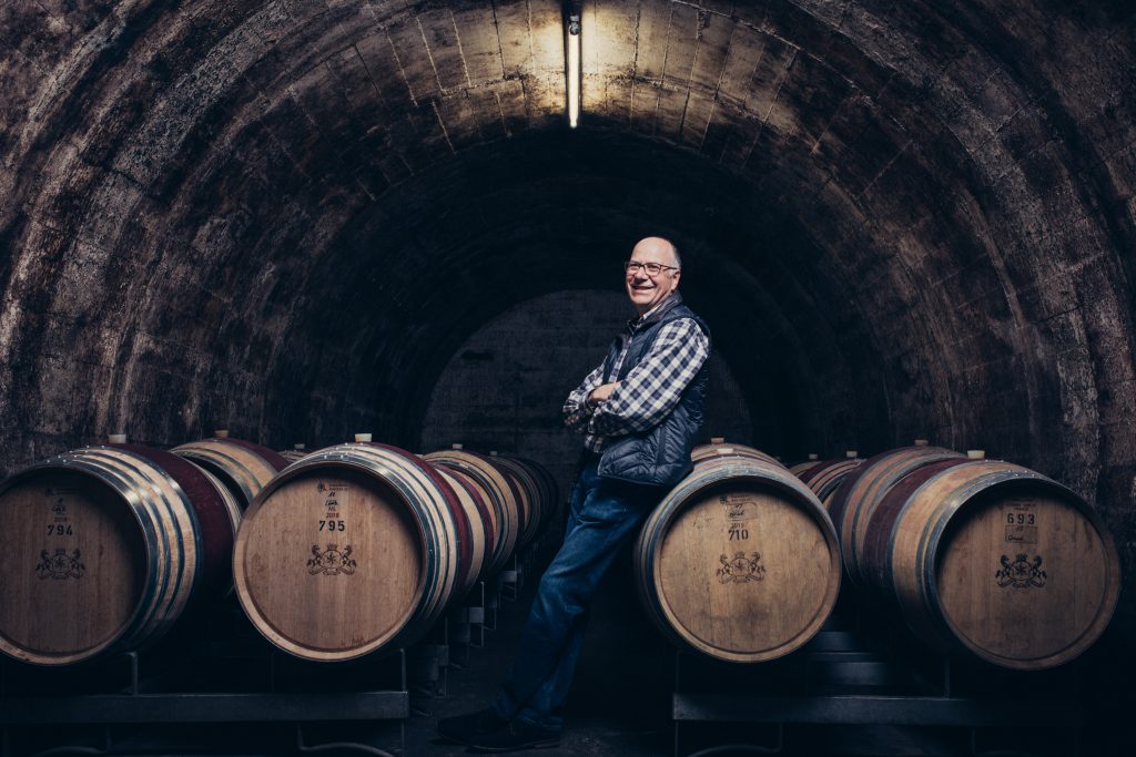 Jürgen Off, Leiter der Oenologie der Weinmanufaktur Untertürkheim, inmitten von Weinfässern im Keller der Genossenschaft.