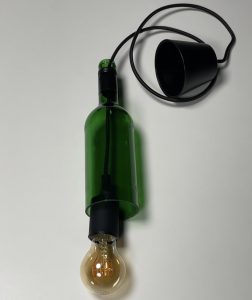Lampensockel durch die Weinflasche führen Weinheimat