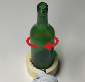 Flasche mit einem Glasschneider anreißen Weinheimat