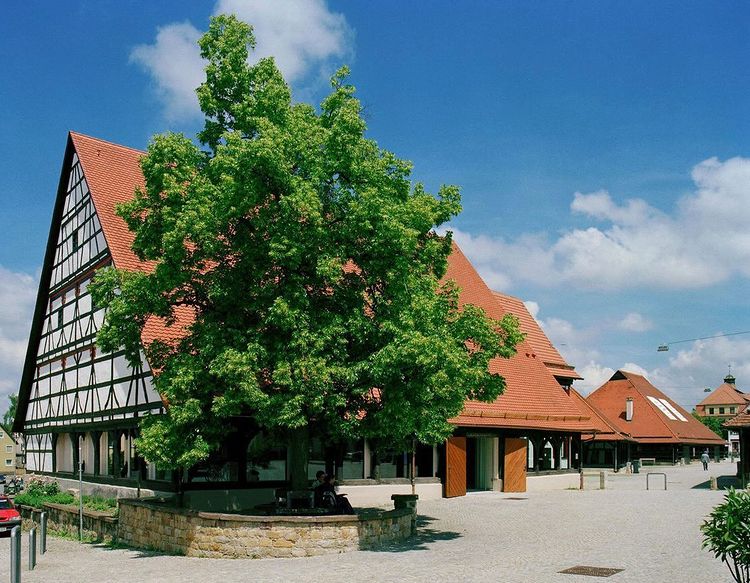 Der Kelternplatz von Metzingen, mit der Kelter, in der sich die Vinothek der Weingärtnergenossenschaft Metzingen-Neuhausen befindet.