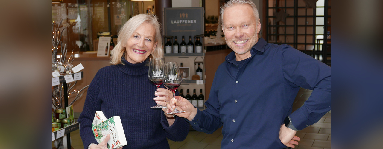 Gaby Hauptmann und Marian Kopp im Verkaufsraum der Lauffener Weingärtner