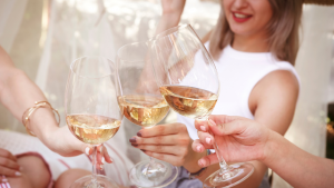 Weintipps: Frauen trinken Weißwein Weinheimat Württemberg