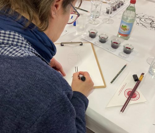 Mit Rotwein malen: Eine der Teilnehmerinnen am Werk