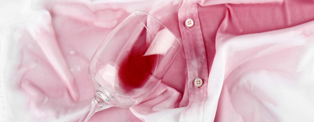 Weißes Hemd mit verschüttetem Rotwein der Weinheimat Württemberg. Thema Rotweinflecken entfernen