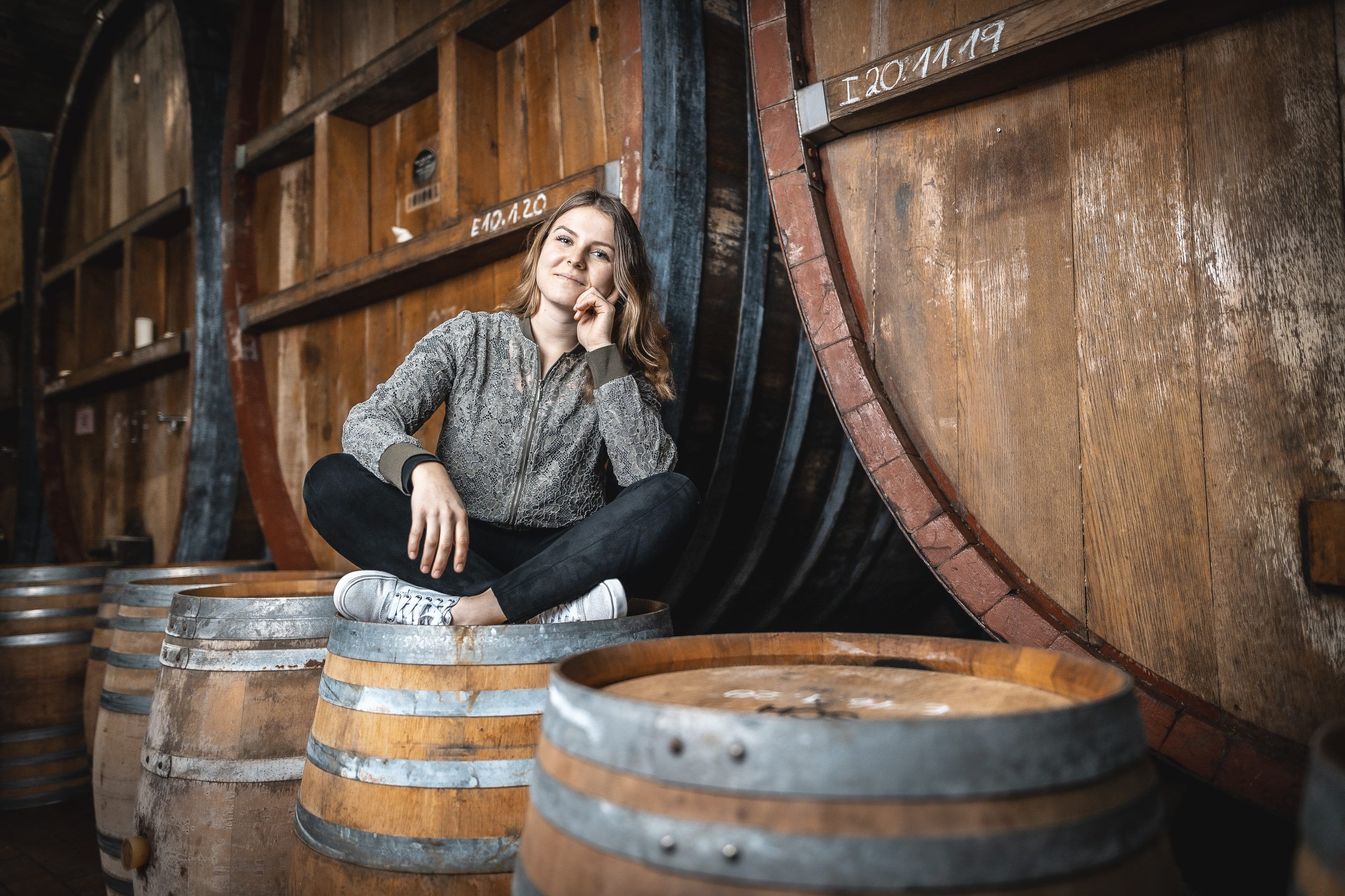 Starke Frauen in der Weinheimat Württemberg: Sophie Kuhnle sitzt auf Weinfass im Keller der Remstalkellerei 