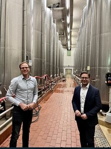 Immanuel Gröninger und Fabian Gramling im Weinkeller der Bottwartaler Winzer