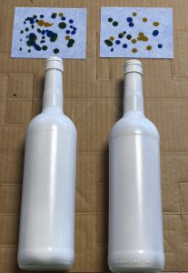 weiße Weinflaschen und Eierfarbe