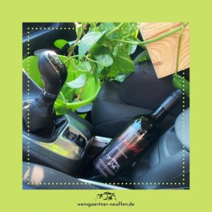 Der Wein "Knallrot" der Weingärtnergenossenschaft Hohenneuffen-Teck auf einem Autositz