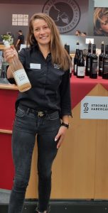Luisa Wein hält den Blanc de Noirs "Luisa`s Weinkost" der Weingärtner Stromberg-Zabergäu