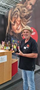 Otto Freyer präsentiert stolz die Löwenstark-Weine der Winzer vom Weinsberger Tal