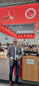 Mirko Semmler-Lins vom Weinkonvent Dürrenzimmern zeigt seine Weine