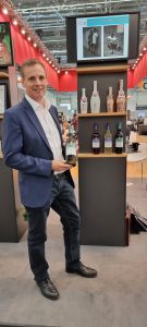 Werner Bender mit einem Wein seiner neuen, feinfruchtigen Linie