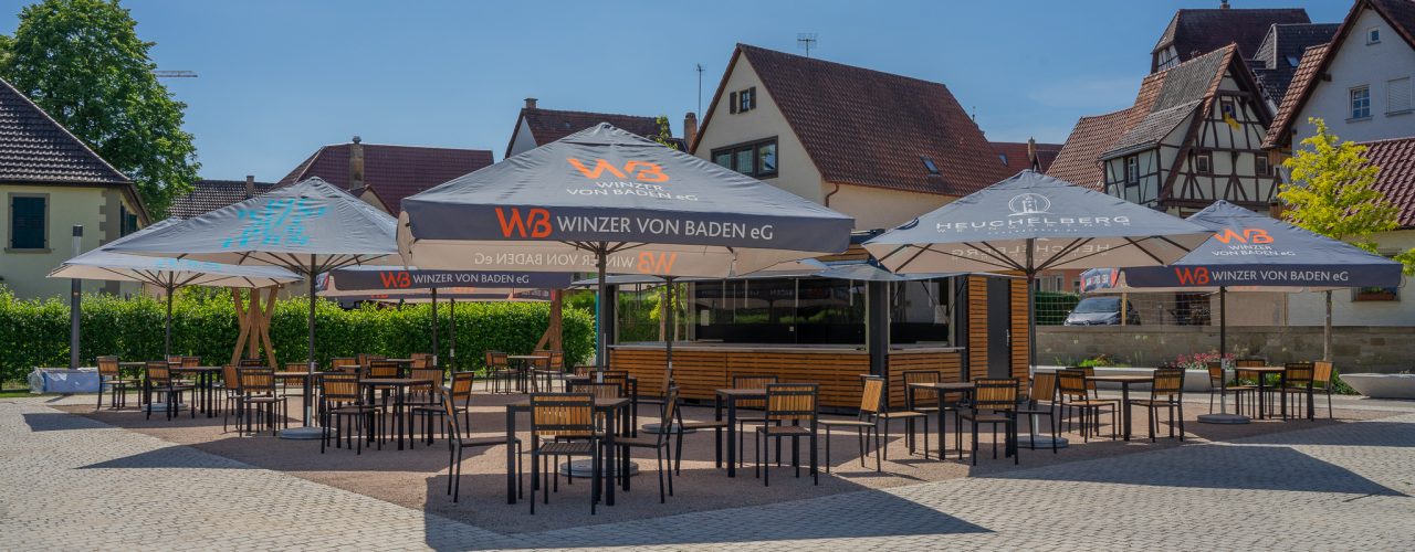 Der gemeinsame Weinausschank der Heuchelberg Weingärtner und der Winzer von Baden auf der Gartenschau in Eppingen